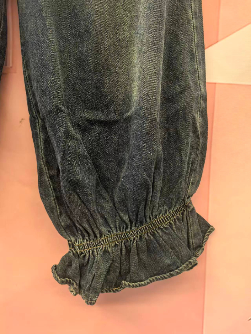 Femme d'été classique en denim décontracté et plissé de fond