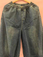 Femme d'été classique en denim décontracté et plissé de fond