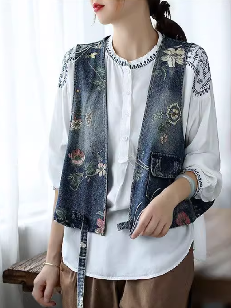 Women's Delightful Printed Sleeveless Artistic Jacket