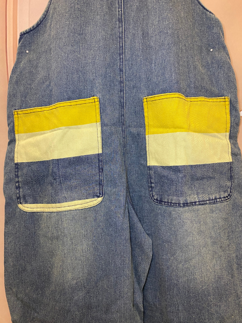 Denim apron with yellow pocket 