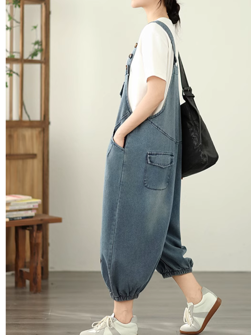 Women's  these nine-point trousers feature a natural waist 