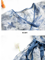  V-neckline enhances