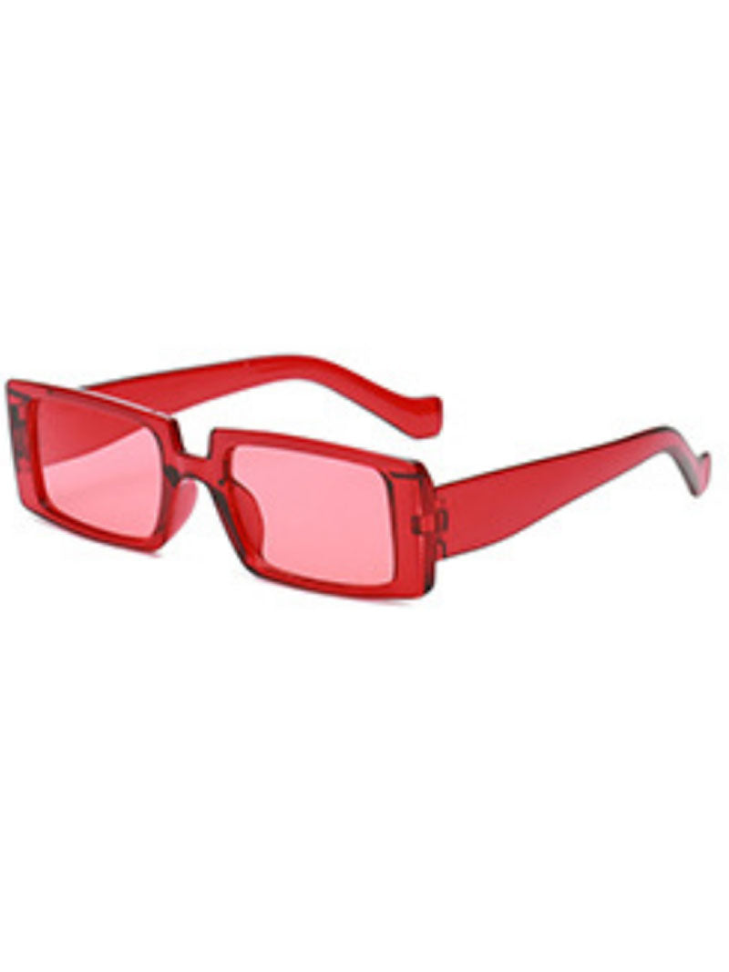 Avec des lunettes de soleil d'amour