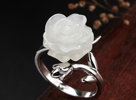 You Stun Me White Flower Rings