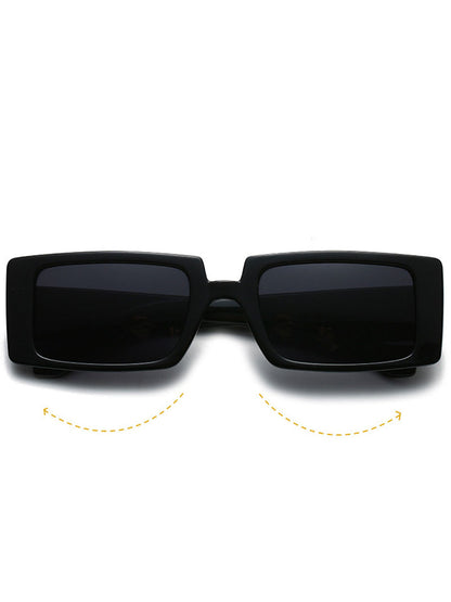 Avec des lunettes de soleil d'amour