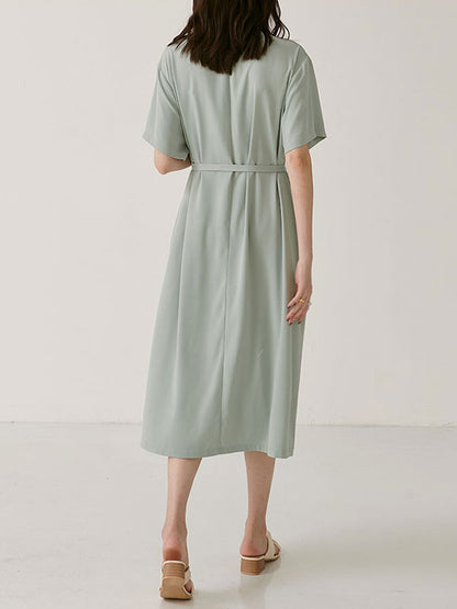 Une robe de chemise en cran