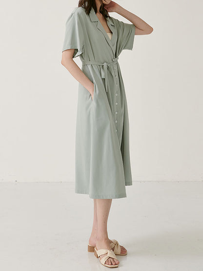 Une robe de chemise en cran