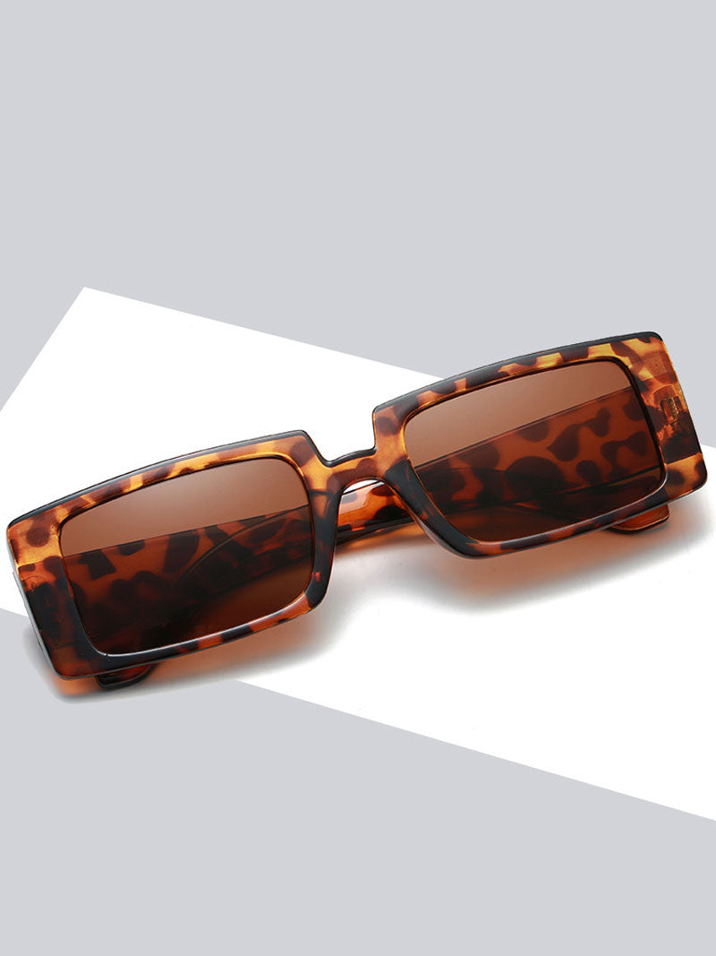 Avec des lunettes de soleil d'amour