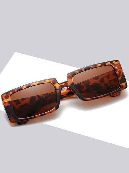 Avec des lunettes de soleil d'amour