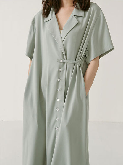 Une robe de chemise en cran