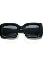 Momento de comodidad de gafas de sol