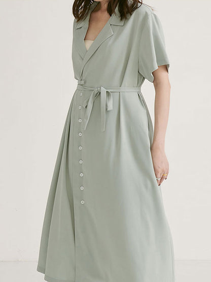Une robe de chemise en cran